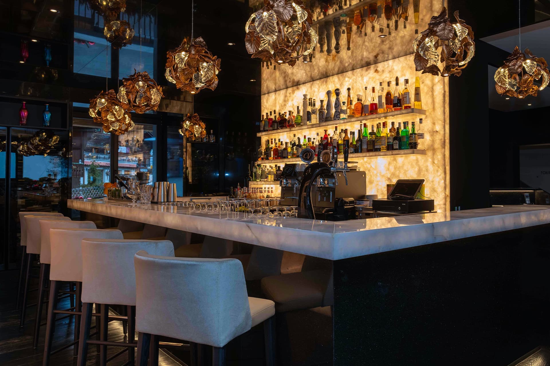 Le Bar Lounge du Valrose en soirée