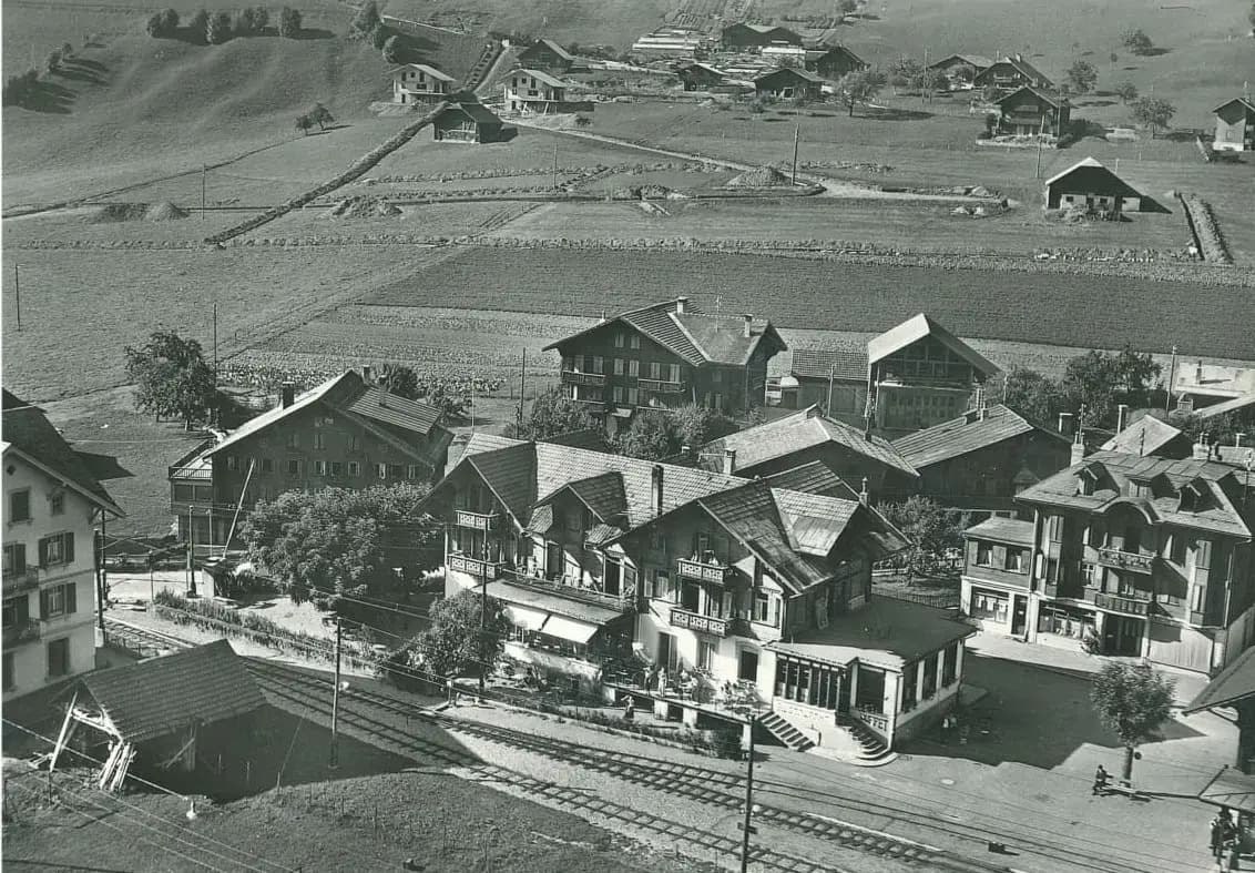 La pensione Valrose e la stazione di Rougemont
