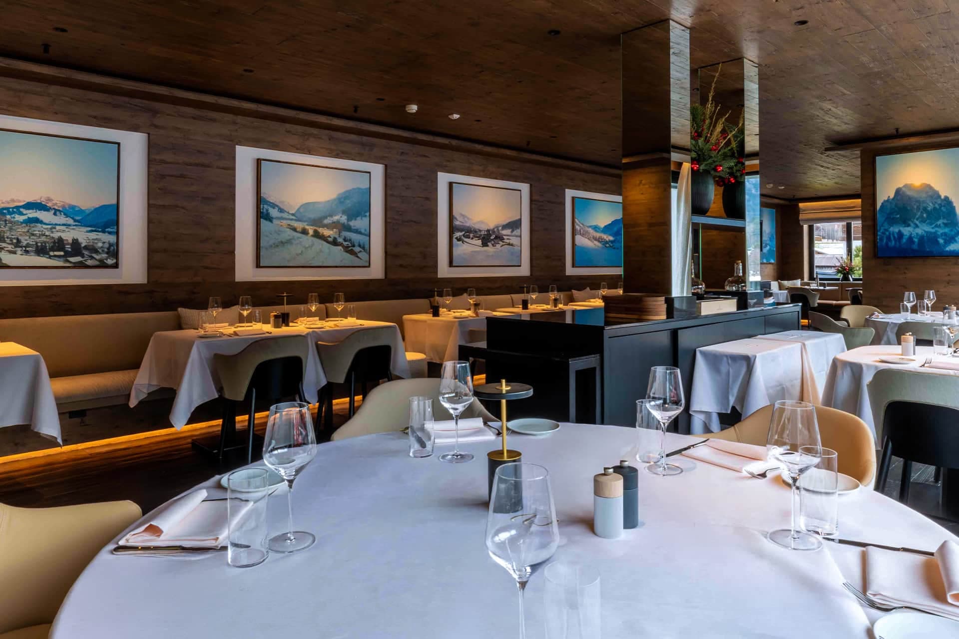Le restaurant Valrose dressé pour le service