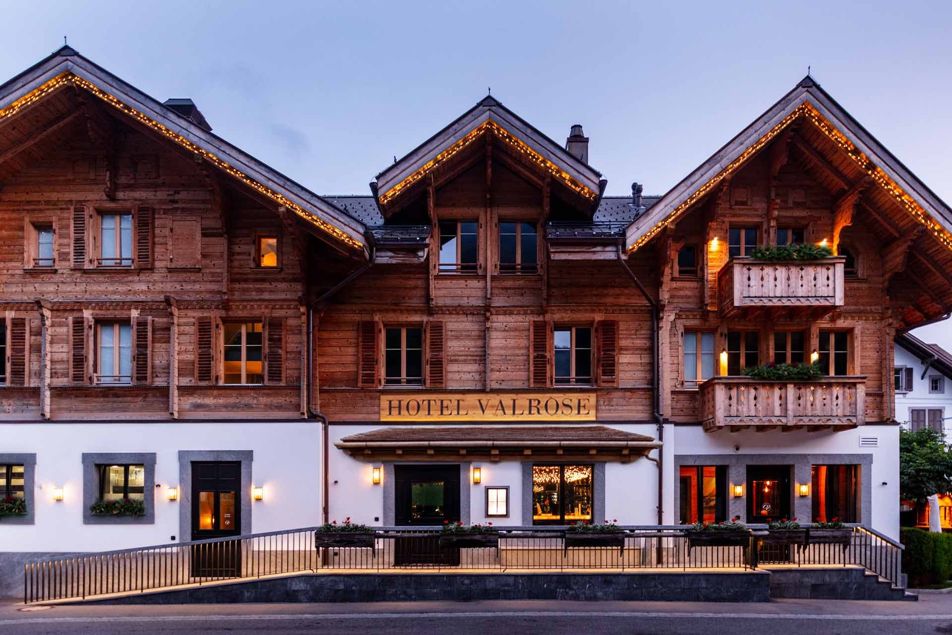 La facciata storica dell’Hotel Valrose a Rougemont