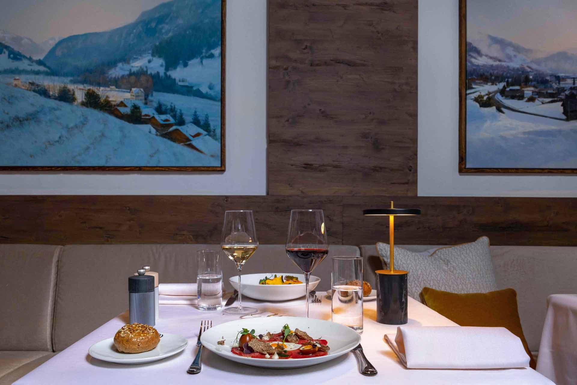 Ein gedeckter Tisch im Restaurant Valrose